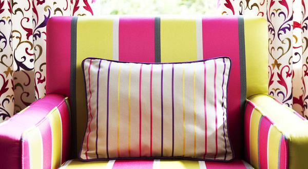 Sièges rayures satin, passepoils. Notre atelier tapissier confectionne pour vous tous vos projets de décoration. Siège, canapé, mais aussi hamac, parasol, pergola, store banne, etc