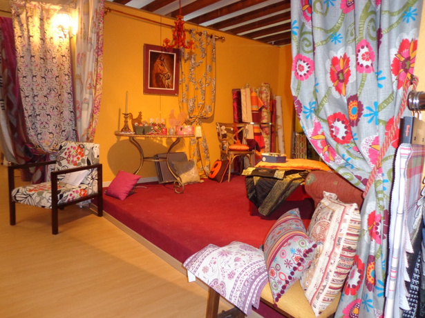 Un de nos box tissus. Fauteuil, tapis sur mesure, rideaux sur mesure, rideaux tissus, voilages, lampe, brocante. Ouvert même le lundi.