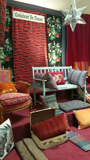 En plus des 120 fournisseurs textiles représentés, nous sommes également créateur textile. Venez le découvrir en boutique.
